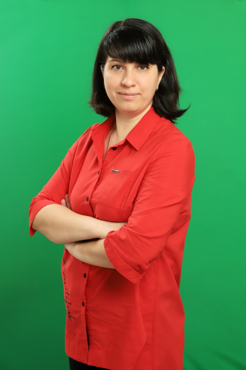 Воспитатель первой категории Лещенко Оксана Александровна.